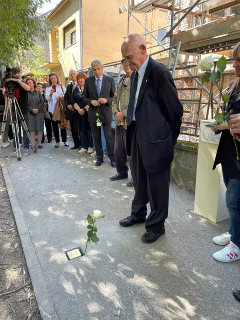 Darko Fischer s kamenom u čast njegova oca Alfreda 2024.