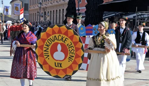 slavonija...Vinkovci...22.09.2024.59. Vinkovačke jeseni; svečani mimohod 70-tak KUD-ova, 30 zaprega i 60 konjanika;foto Gordan Panić