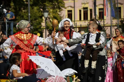 VINKOVCI - 59. Vinkovačke jeseni, 22. rujna 2024.Tromjesečna Tonka Cerančević najmlađi sudionik Svečanog mimohoda 59. Vinkovačkih jeseni