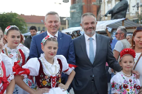 Osijek, 21. 09. 2024., Trg A. Starčevića, Dan Mađara, gastronomija, nošnje, mimohod, KUD-ovi, Tihomir Florijančić - predsjednik GV; Robert Jankovics - zastupnik Mađarske nacionalne manjine u SaboruSNIMIO BRUNO JOBST