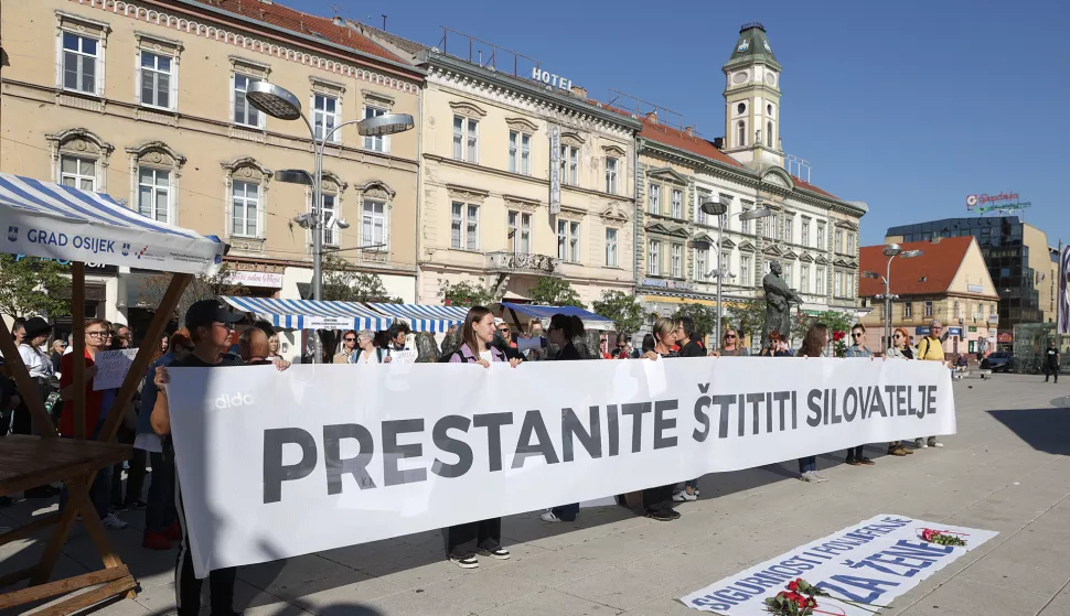 Osijek, 22. 09. 2024., Trg A. Starčevića, DUGI ŽENSKI MARŠ, pravac kretanja, Trg A. Starčevića - Kapucinska ulica - Europska avenija - Općniski i Žuanijski sud - Stepinčeva ulica - Kašićeva ulica - zgrada policijske upraveSNIMIO BRUNO JOBST