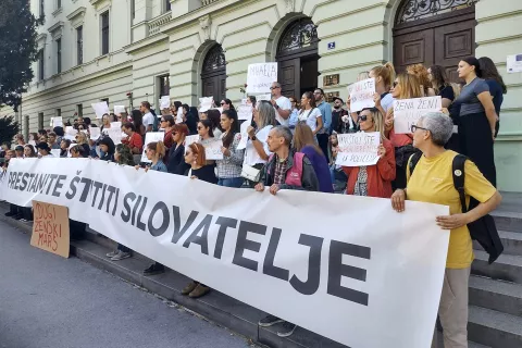 Osijek, 22. 09. 2024., Trg A. Starčevića, DUGI ŽENSKI MARŠ, pravac kretanja, Trg A. Starčevića - Kapucinska ulica - Europska avenija - Općniski i Žuanijski sud - Stepinčeva ulica - Kašićeva ulica - zgrada policijske upraveSNIMIO BRUNO JOBST