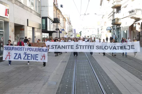 Osijek, 22. 09. 2024., Trg A. Starčevića, DUGI ŽENSKI MARŠ, pravac kretanja, Trg A. Starčevića - Kapucinska ulica - Europska avenija - Općniski i Žuanijski sud - Stepinčeva ulica - Kašićeva ulica - zgrada policijske upraveSNIMIO BRUNO JOBST