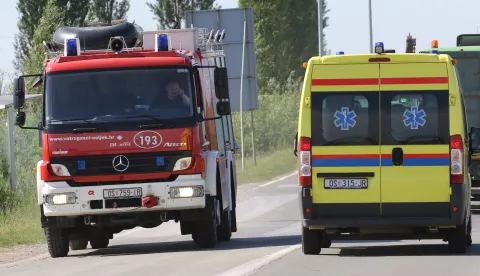 OSIJEK, 08. 05. 2015, PROMETNA NESREĆA NA OBILAZNICI PREMA ANTUNOVCU, KOD ODLAGALI&Scaron;TA LONČARICA VELIKA. OSOBNI AUTOMOBIL I KAMION, POGINULA OSOBA. POLICIJA, VATROGASCI, UKOP, HITNA&nbsp;....snimio GOJKO MITIĆ