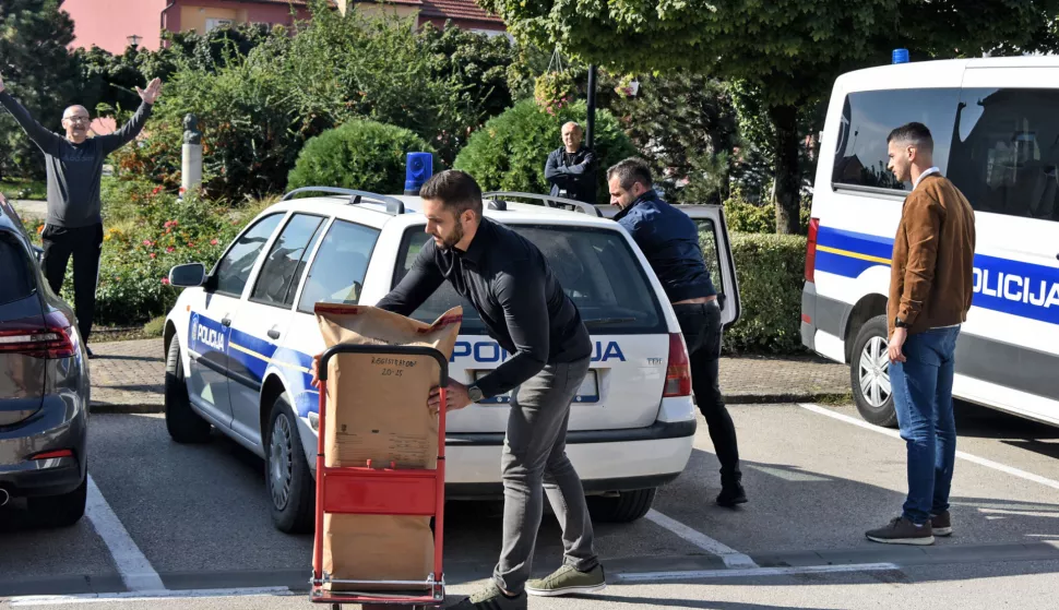 novosti...Otok...23.09.2024.policija i USKOK ispred kuće gradonačelnika Josipa Šarića i poglavarstva grada Otoka; preuzeli dokumentaciju za daljnje istražne radnje;foto Gordan Panić