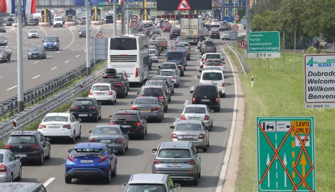 Zagreb, 28.7.2018 - Na naplati Lučko u smjeru mora, kolona vozila iz smjera Jankomira duga je oko 5 kilometara, zbog gustog prometa između čvorova Lučko i Zadar II vozi se usporeno, u koloni, na dionici između junog ulaza u tunel Sveti Rok i čvora Maslenica kolona je oko 6 kilometara, a počinje jačati promet i u smjeru unutranjosti, na izlazu s autoceste u Lučkom kolona je oko 3 kilometra, izvijestio je u subotu Hrvatki autoklub (HAK). Na fotografiji guva na naplatim postajama Lučko u smjeru mora.foto HINA/ Denis CERIĆ/ dc