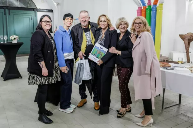 Retrospektivu slika i unikatni nakit povezuju oblik, gesta i emocija