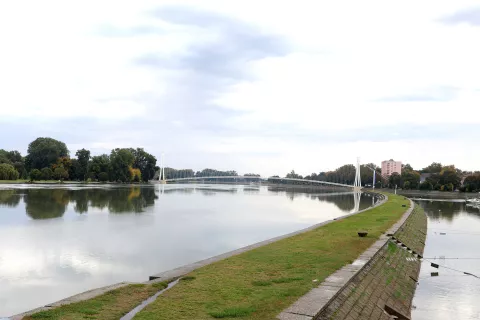 Osijek, 25. 09. 2024., Drava, rijeka Drava, Drava - vodeni val, Drava - šetnica, šetnica, promenadaSNIMIO BRUNO JOBST