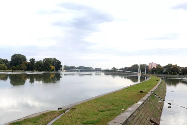 Osijek, 25. 09. 2024., Drava, rijeka Drava, Drava - vodeni val, Drava - &scaron;etnica, &scaron;etnica, promenadaSNIMIO BRUNO JOBST