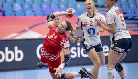 epa08879932 Ana Debelic (L) of Croatia in action with Henny Ella Reistad (C) and Marit Malm Frafjord of Norway during the EHF EURO 2020 European Women's Handball Main Round - Group II match between Croatia and Norway at Sydbank Arena in Kolding, Denmark, 12 December 2020. EPA/Bo Amstrup DENMARK OUT