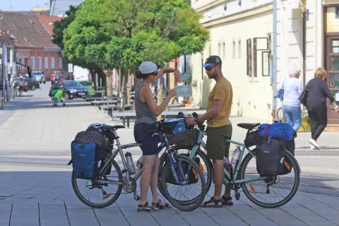 Osijek, 29. 07. 2021, Trg Ante Starcevica. Turisti, kontinentalni turizam. Cikloturizam je jedan od brendova grada Osijeka, Cikolturisti su potrazili spas u hladovini. Slobodnjak, ljeto.snimio GOJKO MITIC