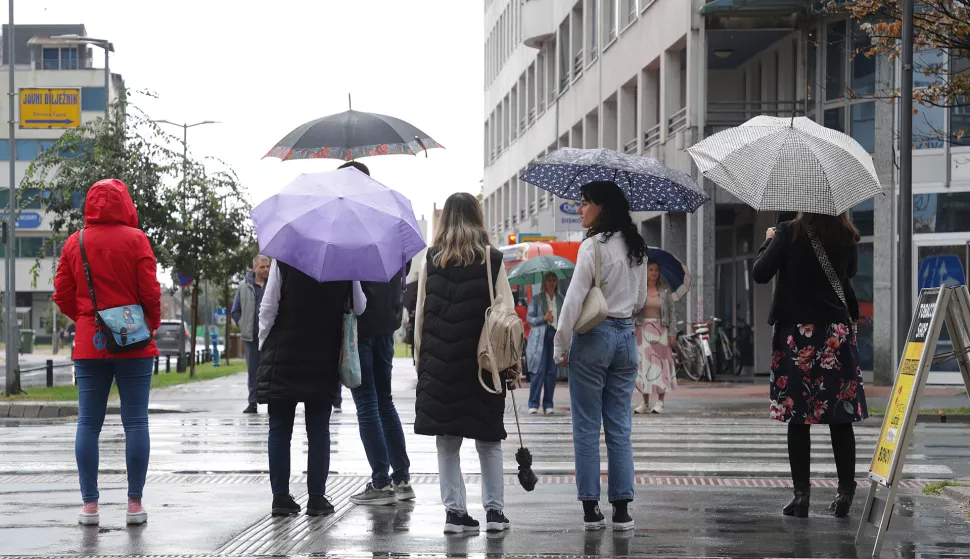 Osijek, 25. 09. 2024., Ulica republike, kišno prijepodne, kišoban, kišobrani, kabanica, slobodnjak, slobodnjaciSNIMIO BRUNO JOBST