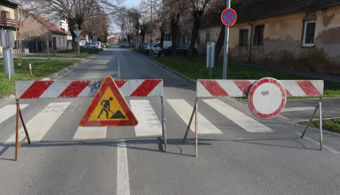 Osijek, 05. 03. 2024, Rokova ulica na potezu izmedju Hebrangove i Ruzine ulica. Vodovod sanira propalu cijev izmedju dva slivnika. snimio GOJKO MITIĆ