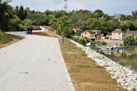 slavonija...Opatovac...25.09.2024.U organizaciji Ministarstva mora, prometa i infrastrukture – Uprave unutarnje plovidbe održana završna konferencija projekta "Izgradnja međunarodnog zimovnika na Dunavu u Opatovcu na 1314 rkm";foto Gordan Panić