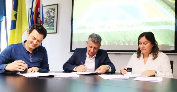 SLATINA, Ugovore su potpisali Zdenko Marković, Ilija Nikolić i Samanta Re&scaron;etar, 24.09.2024., snimila Mihaela Feldi