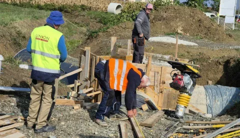 BREZIK NAŠIČKI - Gradnja nogostupa. USTUPLJENA FOTOGRAFIJA