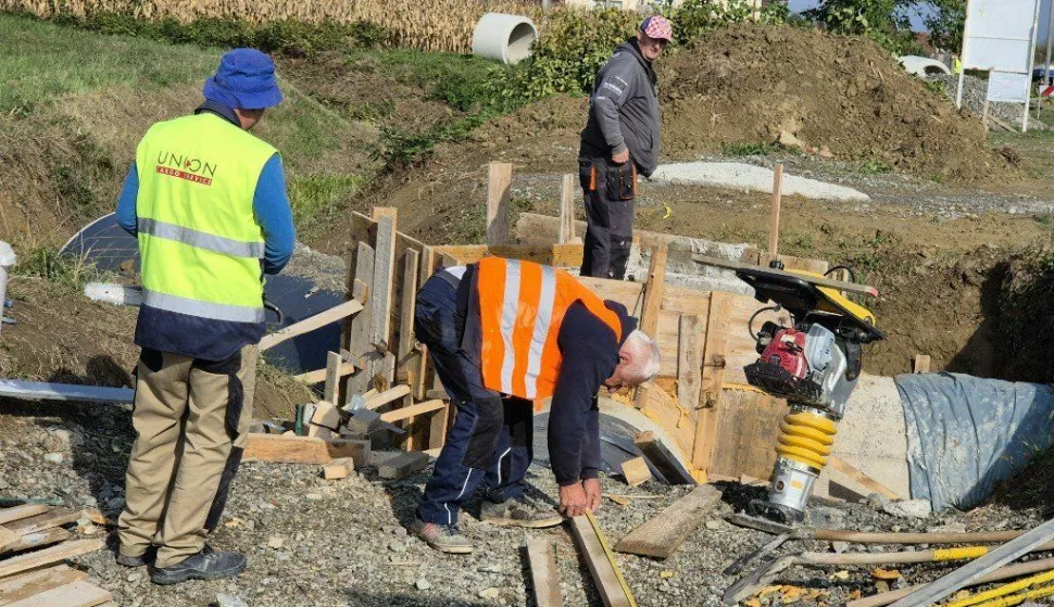 BREZIK NAŠIČKI - Gradnja nogostupa. USTUPLJENA FOTOGRAFIJA