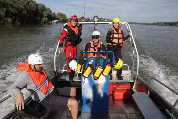 Aljma&scaron;, 26. 09. 2024., Aljma&scaron;, Dunav, Dunav - poplava, poplava, u&scaron;će Drave u Dunav, u&scaron;će Dunav - Drava, vikend naselje, reportaža, Tomislav Prusina; Civilna za&scaron;tita - ekipaSNIMIO BRUNO JOBST