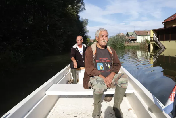 Aljma&scaron;, 26. 09. 2024., Aljma&scaron;, Dunav, Dunav - poplava, poplava, u&scaron;će Drave u Dunav, u&scaron;će Dunav - Drava, vikend naselje, reportaža, Miroslav Holoker dr.; u viziti pacijenta; vizita pacijenataSNIMIO BRUNO JOBST