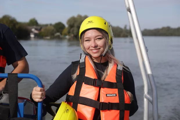 Aljma&scaron;, 26. 09. 2024., Aljma&scaron;, Dunav, Dunav - poplava, poplava, u&scaron;će Drave u Dunav, u&scaron;će Dunav - Drava, vikend naselje, reportaža, Lara Marjanović (19 godina) - Civilna za&scaron;titaSNIMIO BRUNO JOBST
