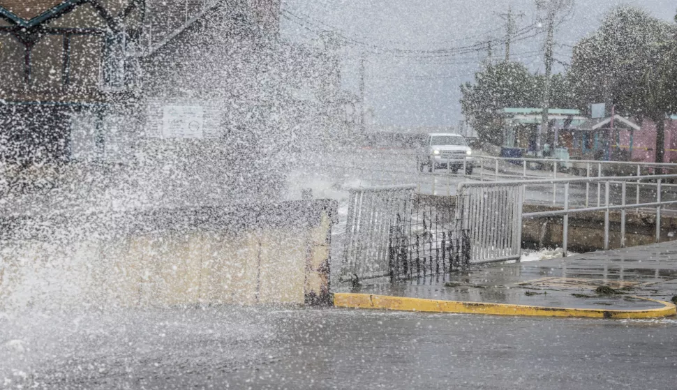 epa11627267 A car passes on a flooded street with high surf, storm surge and high winds of Hurricane Helene at the downtown of Cedar Key, Florida, USA, 26 September 2024. Hurricane Helene is strengthening as it moves toward the U.S. Gulf Coast becoming a Category 1 hurricane and is expected to hit Florida's Big Bend late today as Category 4 storm. Around 32 million people are under flood watches. EPA/CRISTOBAL HERRERA-ULASHKEVICH