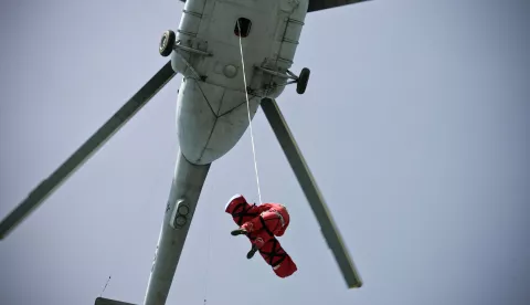 Zagreb, 24.09.2013 - Pripadnici Hrvatske gorske službe spašavanja (HGSS) danas su uz pomoć helikoptera HRZ-a u Nacionalnom parku Paklenica spasili alpinista iz BiH, koji se teže ozlijedio penjući se na stijeni Veliki ćuk. foto FaH/ HGSS/ ik