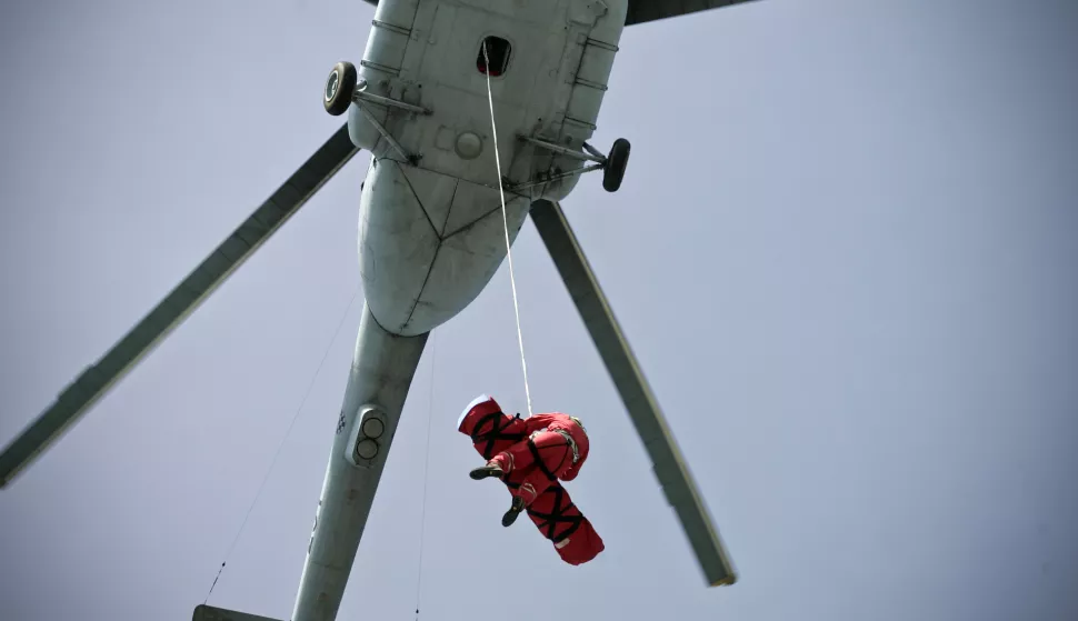 Zagreb, 24.09.2013 - Pripadnici Hrvatske gorske službe spašavanja (HGSS) danas su uz pomoć helikoptera HRZ-a u Nacionalnom parku Paklenica spasili alpinista iz BiH, koji se teže ozlijedio penjući se na stijeni Veliki ćuk. foto FaH/ HGSS/ ik