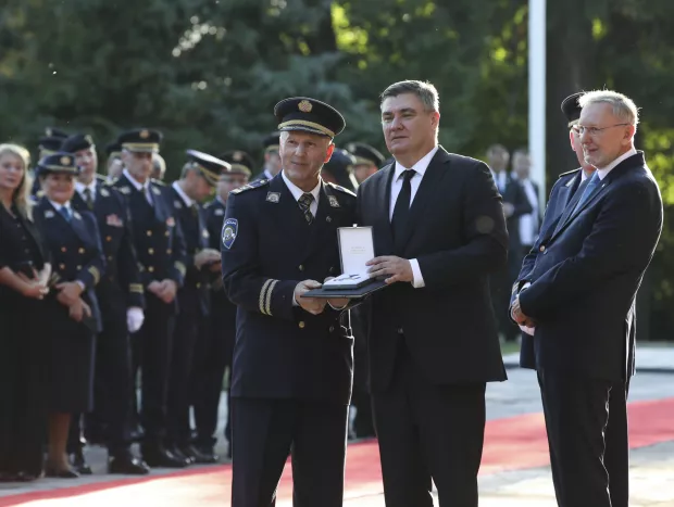 Zagreb, 27.09.2024. - Predsjednik RH i vrhovni zapovjednik OS RH Zoran Milanović priredio je svečani prijem povodom obilježavanja Dana policije i uručio odlikovanja. Na fotografiji Zoran Milanović, Davor Božinović. foto HINA/ Lana SLIVAR DOMINIĆ/ lsd