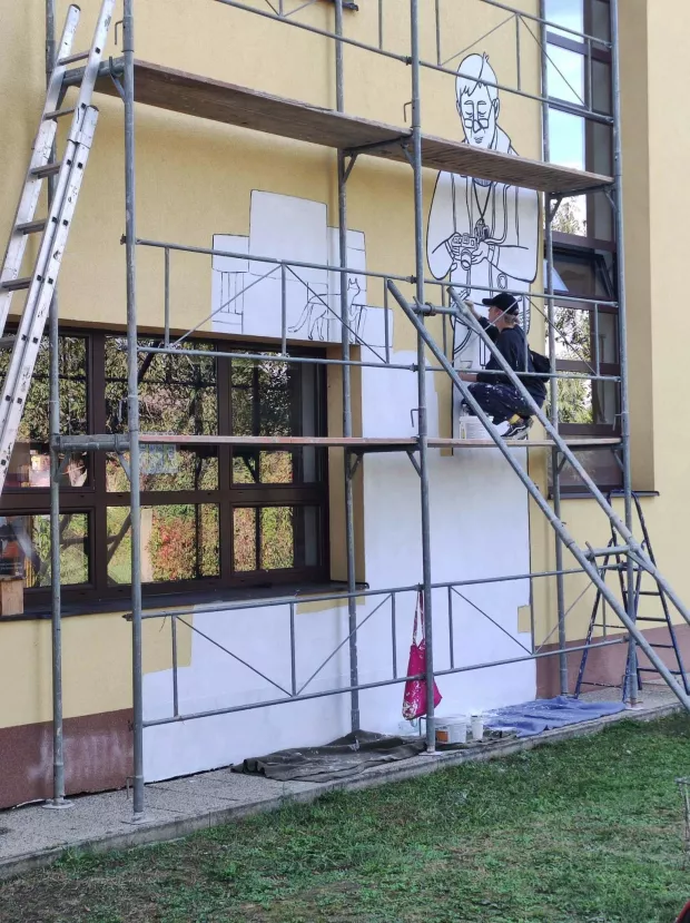GUNJA - Mural u čast Josipu Kruniću krasi pročelje gunjanske osnovne &scaron;kole, RUJAN 2024.oalikala akademska slikarica Klara Rusan (poznatija pod umjetničkim imenom Klarxy)