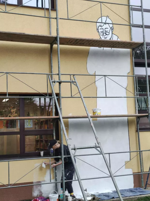 GUNJA - Mural u čast Josipu Kruniću krasi pročelje gunjanske osnovne &scaron;kole, RUJAN 2024.oalikala akademska slikarica Klara Rusan (poznatija pod umjetničkim imenom Klarxy)