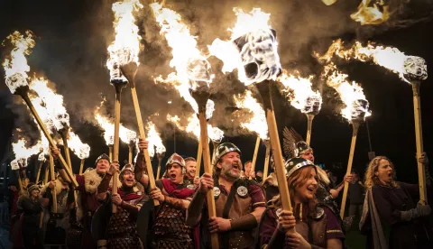  Škotska: Započeo popularni glazbeni festival Celtic Connections Shetland Vikings light up the Celtic Connections opening weekend as they welcome audiences to the Glasgow Royal Concert Hall with flaming torches, cheers and songs celebrating Up Helly Aa