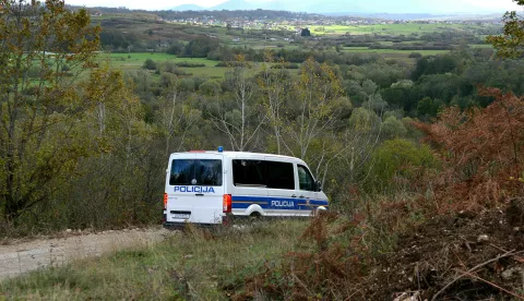 Cetingrad, 06.11.2023. - Predsjednik RH Zoran Milanović posjetio je postaju granične policije u Cetingradu te potom obišao točke granične ophodnje Aljaska 1 u Lugu Koranskom i točku Aljaska 2 na brdu Basara. Na fotografiji pogranično područje koje termovizijskom kamerom nadzire policijska posada na točki ophodnje Aljaska 2. granična policija migrantifoto HINA/ Mladen VOLARIĆ/ ml