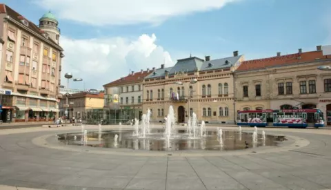 02.08.2018., Osijek - Gubitak stanovnistva je mozda najveci hrvatski problem, niska stopa nataliteta te veliko iseljavanje posebno su izrazeni u Slavoniji. Katastroficari tvrde da je Osijek pust i da u njemu zivi svega 70 tisuca stanovnika zbog toga sto je veliki broj osoba iselilo u potrazi za bilo kakvim ili bolje placenim poslom. Iako je sigurno da su to netocni podaci, istina je da su osjecke ulice prazne, terase kafica takodjer a sve teze je naici na vedro lice sugradjana. Trg Ante Starcevica.Photo: Dubravka Petric/PIXSELL