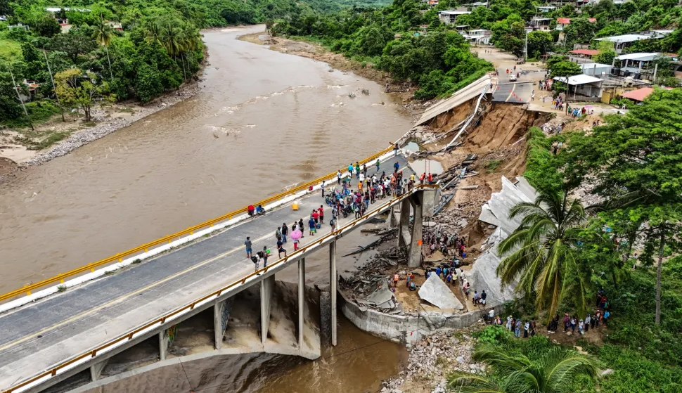 epa11634249 An aerial view of a collapsed bridge due to the passage of Hurricane 'John', in the resort of Acapulco in the state of Guerrero, Mexico, 30 September 2024. The first seven planes of the Armed Forces arrived with help for the victims of the Mexican port of Acapulco after the passage of Hurricane John, which left 15,000 homes affected in the city and at least 29 dead in the states of Guerrero, Oaxaca and Michoacan. EPA/David Guzman