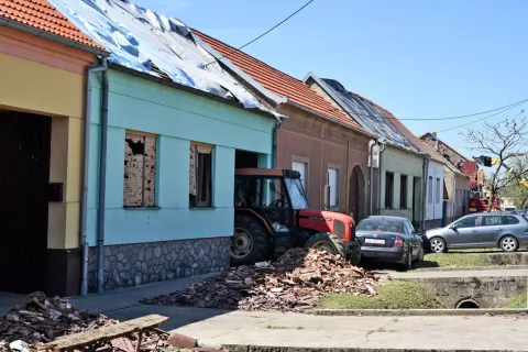 slavonija...bosnjaci...06.07.2024.nekoliko dana poslije olujnog nevremena u kojem je mjesto bosnjaci najgore stradalo radi se na krovovima, a ukljucila se i hrvatska vojska ljudstvom i strojevima;foto Gordan Panić