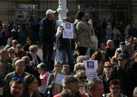 Zagreb,1.10.202.- U organizaciji Bloka umirovljenici zajedno (BUZ) na zahrebačkom Trgu bana Josipa Jelačića održan je prosvjed "Protov siromaštva",s glavnim zahtjevom Vlado da ispuni obečanje i da prosječne mirovine budu 60 posto prosječne plaće.foto HINA/ Tomislav Pavlek/ tp