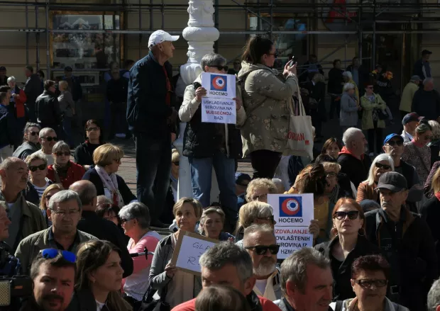 Zagreb,1.10.202.- U organizaciji Bloka umirovljenici zajedno (BUZ) na zahrebačkom Trgu bana Josipa Jelačića održan je prosvjed "Protov siroma&scaron;tva",s glavnim zahtjevom Vlado da ispuni obečanje i da prosječne mirovine budu 60 posto prosječne plaće.foto HINA/ Tomislav Pavlek/ tp