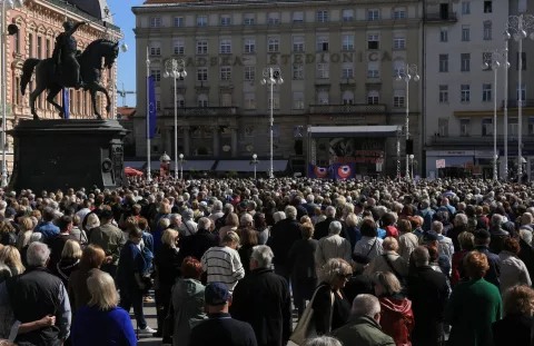 Zagreb,1.10.202.- U organizaciji Bloka umirovljenici zajedno (BUZ) na zahrebačkom Trgu bana Josipa Jelačića održan je prosvjed "Protov siromaštva",s glavnim zahtjevom Vlado da ispuni obečanje i da prosječne mirovine budu 60 posto prosječne plaće.foto HINA/ Tomislav Pavlek/ tp