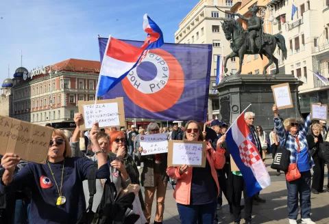 Zagreb, 1.10.2024.- U organizaciji Bloka umirovljenici zajedno (BUZ) na zagreba?kom Trgu bana Josipa Jela?i?a odr?an je prosvjed "Protiv siroma?tva", s glavnim zahtjevom Vladi da ispuni obe?anje i da prosje?na mirovina bude 60 posto prosje?ne pla?e. foto HINA/ Tomislav PAVLEK/ ua