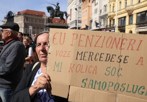 Zagreb,1.10.202.- U organizaciji Bloka umirovljenici zajedno (BUZ) na zahrebačkom Trgu bana Josipa Jelačića održan je prosvjed "Protov siromaštva",s glavnim zahtjevom Vlado da ispuni obečanje i da prosječne mirovine budu 60 posto prosječne plaće.foto HINA/ Tomislav Pavlek/ tp