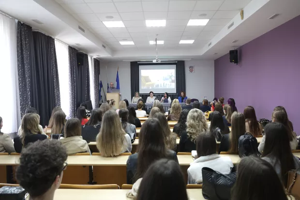 Osijek, 01. 10. 2024., FOOZOS, bruco&scaron;i, studenti, student, studentica, početak akademske godine 24/25, obilazak fakulteta, reportažaSNIMIO BRUNO JOBST