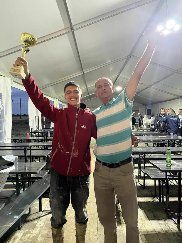 VINKOVCI - BERAKNa 20. državnom natjecanju orača održanom proteklog vikenda u Velikoj Gorici, gdje su se natjecali najbolji orači iz 13 županija, drugi put na najvi&scaron;oj razini&nbsp;nadmetanja&nbsp;drugo je mjesto u kategoriji plugova ravnjaka&nbsp;osvojio 18-godi&scaron;nji David Aleksa (18) iz Berka, nedaleko od Vukovara.&nbsp;Kao i na pro&scaron;logodi&scaron;njem državnom i županijskom natjecanju u kolovozu u Ilači, i sada je bio najmlađi natjecatelj.RUJAN 2024.