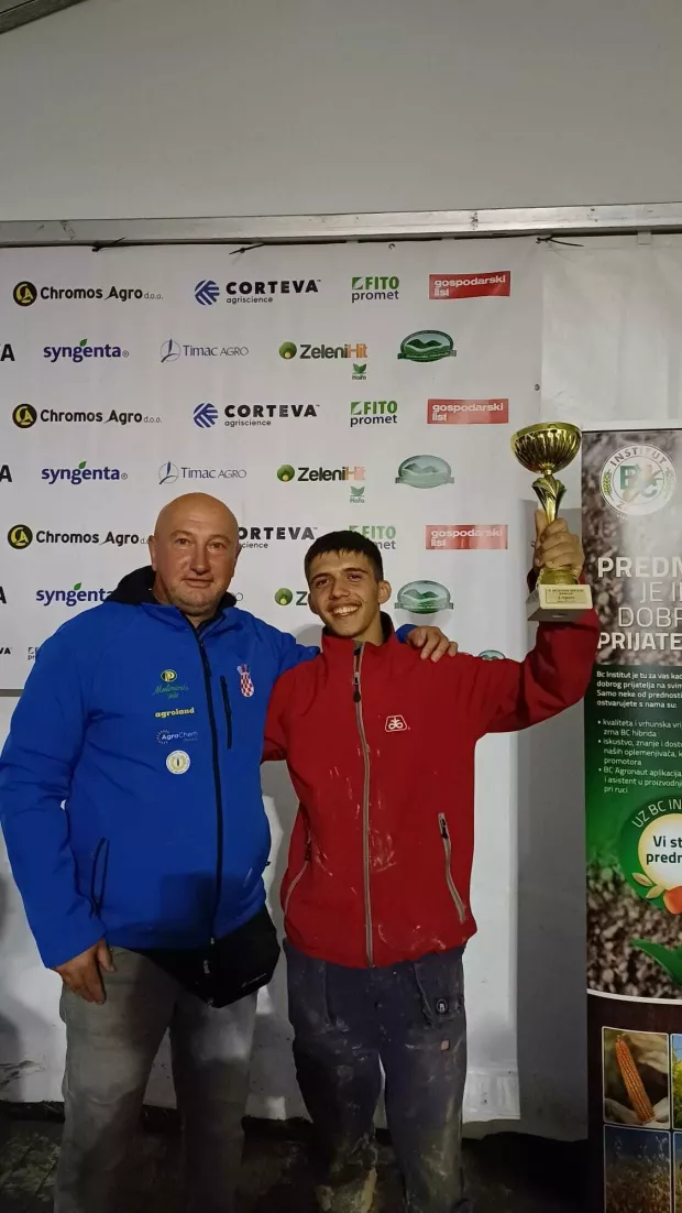 VINKOVCI - BERAKNa 20. državnom natjecanju orača održanom proteklog vikenda u Velikoj Gorici, gdje su se natjecali najbolji orači iz 13 županija, drugi put na najvi&scaron;oj razini&nbsp;nadmetanja&nbsp;drugo je mjesto u kategoriji plugova ravnjaka&nbsp;osvojio 18-godi&scaron;nji David Aleksa (18) iz Berka, nedaleko od Vukovara.&nbsp;Kao i na pro&scaron;logodi&scaron;njem državnom i županijskom natjecanju u kolovozu u Ilači, i sada je bio najmlađi natjecatelj.RUJAN 2024.