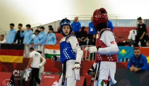 Prvog dana Svjetskog juniorskog tekvondo prvenstva, koje je u korejskom gradu Chuncheonu okupilo više od 900 boraca iz cijelog svijeta, Hrvatska je osvojila prvu medalju. Kruna prvog dana Svjetskog juniorskog prvenstva u tekvondou je brončana medalja Marije Uglešić (TK Marjan) u kategoriji do 59 kg. Na putu do medalje Uglešić je pobijedila predstavnic Velike Britanije (Avu Bet - 2:0), Jordana (Fadiu Khifran - 2:1) te Italije (Antheu Mangione - 2:0). U polufinalu je pobjedu odnijela Iranka Aynaz Nasiri i to tek u trećoj rundi s neriješenim rezultatom 7:7 i težinskom prednosti bodova. Podsjetimo, u slučaju neriješenog rezultata na kraju runde, određeni udarci poput onih iz okreta ili u glavu donose prednost nad protivnikom ukoliko ih nema ili ih ima manji broj.U utorak su nastupili i Ozana Radić (TK Champion) i Niko Reinić (TK Activ). Radić je u kategoriji do 52 kg nakon dvije pobjede nad predstavnicama Švicarske i Omana, na put do medalje stala Kineskinja Yinuo Xu u četvrtfinalu. Niko Reinić je u kategoriji do 63 kg u prvom kolu, usprkos velikoj želji i trudu, izgubio od Nijemca Asiana Eymena Cavusmana.