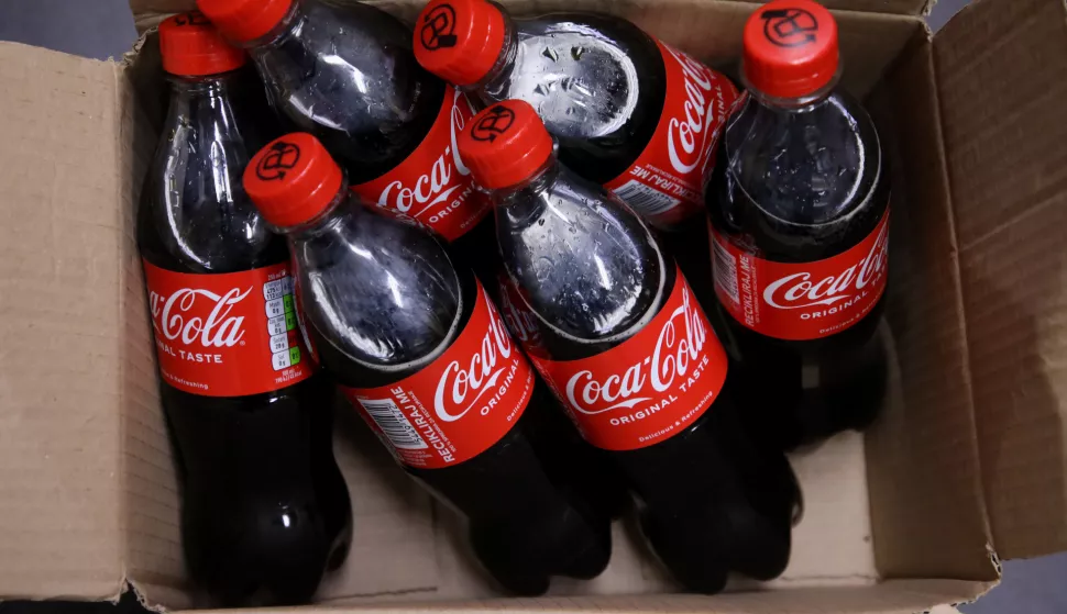 Zagreb, 09.11.2023. - Uklonjene su bočice Coca-Cole s polica trgovina zbog potencijalne opasnosti za zdravlje. Coca-cola je prema rjeenju Dravnog inspektorata privremeno povukla jednu seriju proizvoda Coca-Cola Original Taste, gaziranog bezalkoholnog pića, 500 ml PET proizvedenog 11. listopada 2023. s rokom trajanja do 11. travnja 2024. foto HINA/ Lana SLIVAR DOMINIĆ/ lsd 