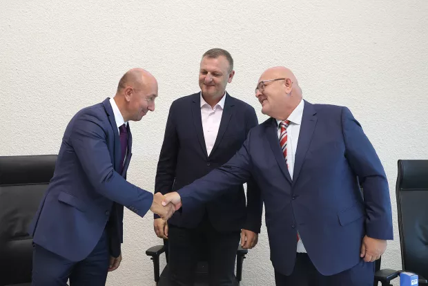 Osijek, 02. 10. 2024., FAZOS, 13. Međunarodni simpozij, Kopački rit jučer-danas-sutra, potpisivanje sporazuma JU PP Kopački rit-OBŽ-Sveučili&scaron;te J.J. Strossmayera u Osijeku, Ivo Ba&scaron;ić - ravnatelj JU PP Kopački rit; Mato Lukić - župan; Damir Matanović - prorektor za organizaciju i ljudske resurseSNIMIO BRUNO JOBST