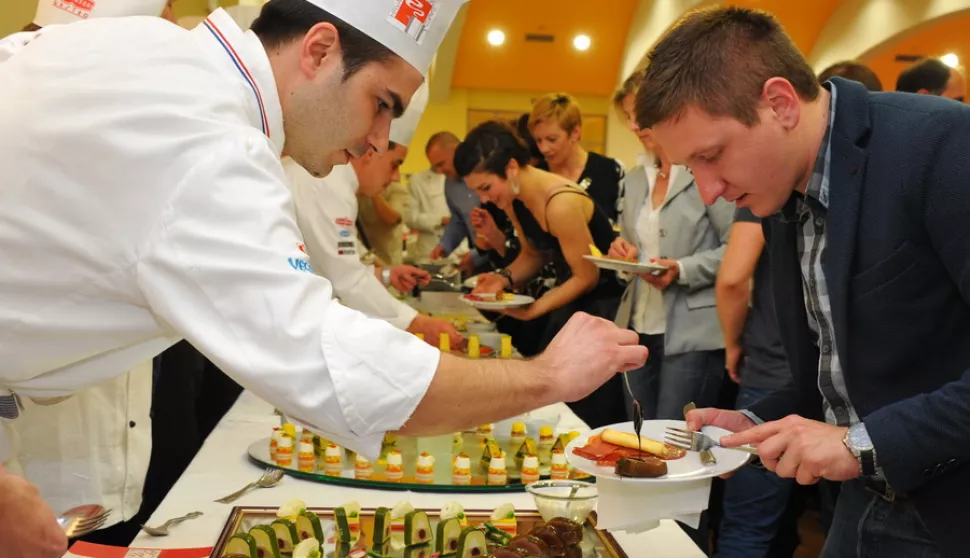 slavonija...vinkovci...25.04.2014.restoran i sala barun trenk; odrzan hrvatski kuharski kup 10. zlatna jabuka; sve delicije pripremljene za natjecanje (hladno predjelo, glavno jelo i desert) gosti su mogli pogledati i kusati; foto gordan panic