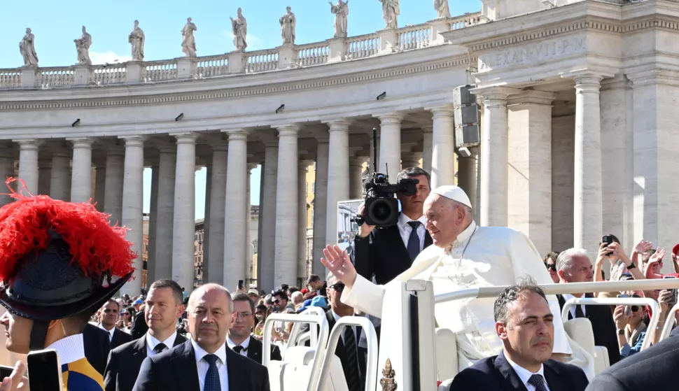 epa11637260 Pope Francis greets the faithful at the end of the mass for the opening session of the 16th Ordinary General Assembly of the Synod of Bishops in St. Peter's Square, Vatican, 02 October 2024. The official opening of the Second Session of the 16th Ordinary General Assembly of the Synod of Bishops was held on 02 October 2024. EPA/MAURIZIO BRAMBATTI