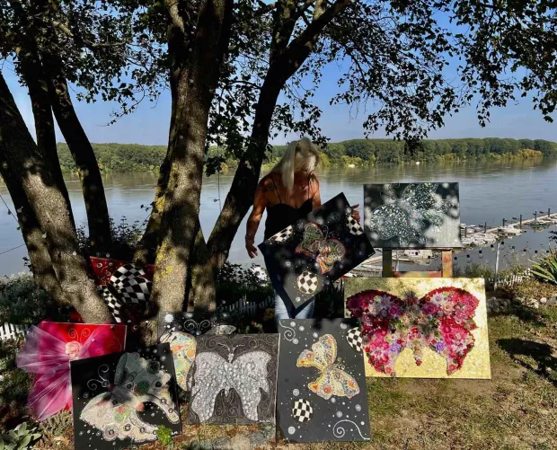 VUKOVAR - NEOBIČNA ART IZLOŽBA U - VLASTITOM DVORI&Scaron;TUIgra leptira by Darija: Izma&scaron;tani limited editionDARIJA MATKOVIĆ (52)LISTOPAD 2024.