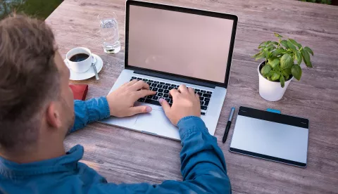 biznis poduzetni&scaron;tvo rad ured laptop ilustracija